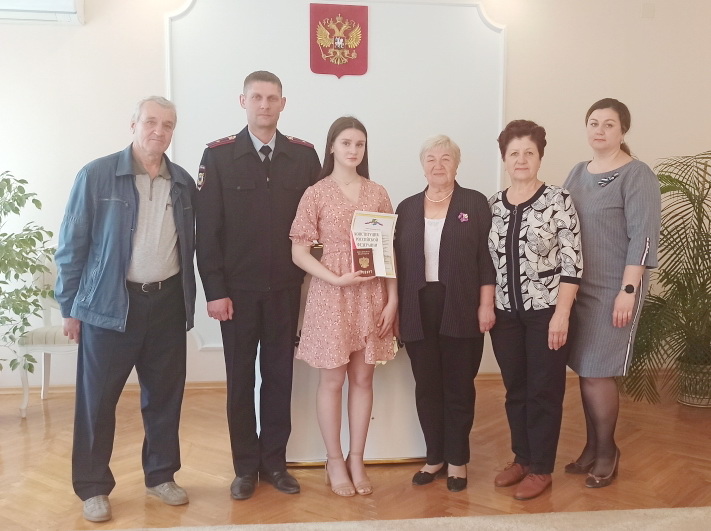 Таисию Липницкую с получением паспорта поздравляла семья.jpg